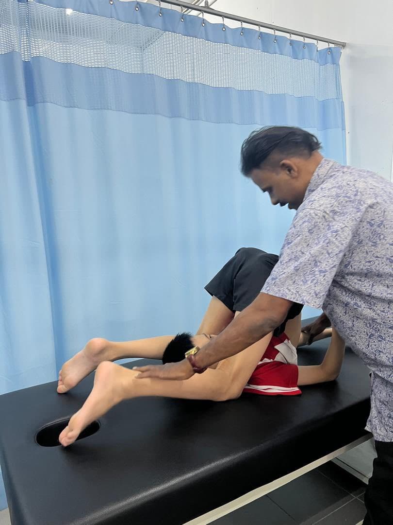 MHHO practitioner delivering gentle bodywork to a child